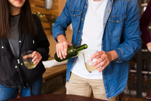 Sección media de una pareja con vaso de alcohol en mano