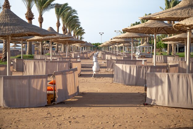 Una sección vacía del hotel de playa.