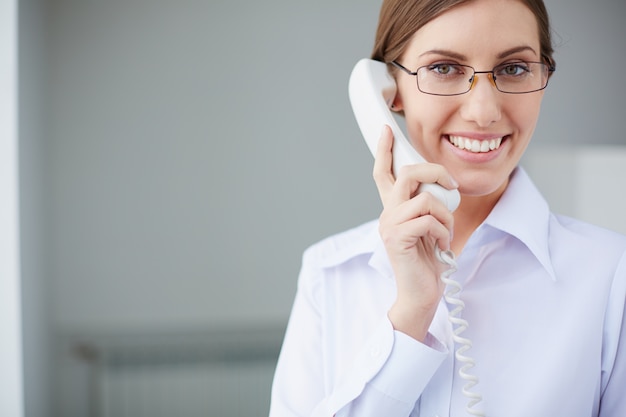 Foto gratuita secretaria acordando una cita