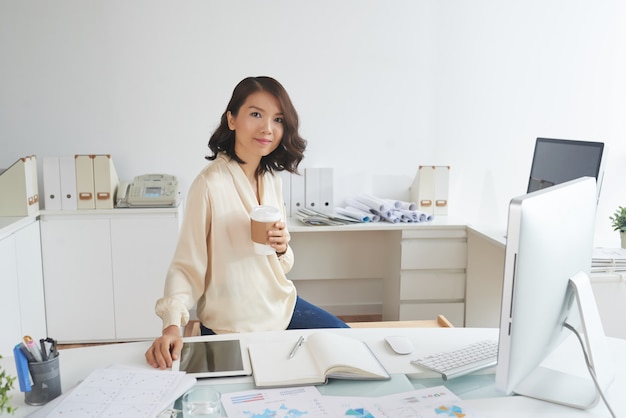 Secretaria asiática en el lugar de trabajo