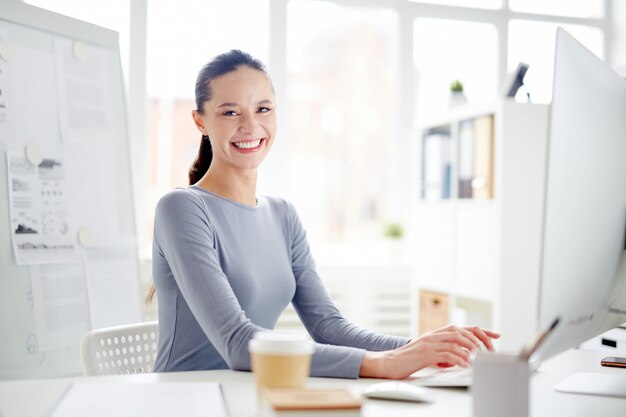 Secretaria en la oficina