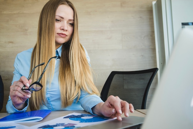 Secretaria trabajando con portátil