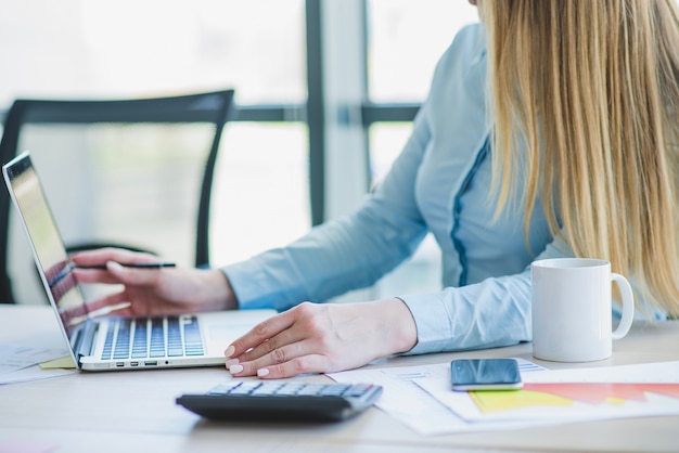 Foto gratuita secretaria trabajando en portátil