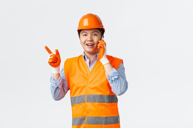 Sector de la construcción y trabajadores industriales concepto sonriente gerente de construcción ingeniero asiático en reflec ...