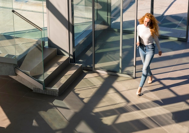 Segura hermosa mujer caminando en el edificio