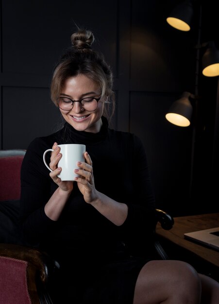 Segura joven feliz con su taza de café