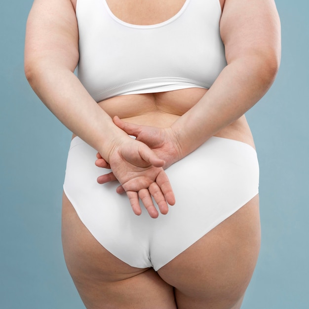 Segura mujer de gran tamaño posando en ropa interior