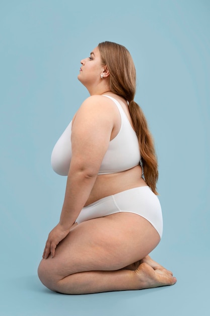 Segura mujer de gran tamaño posando en ropa interior