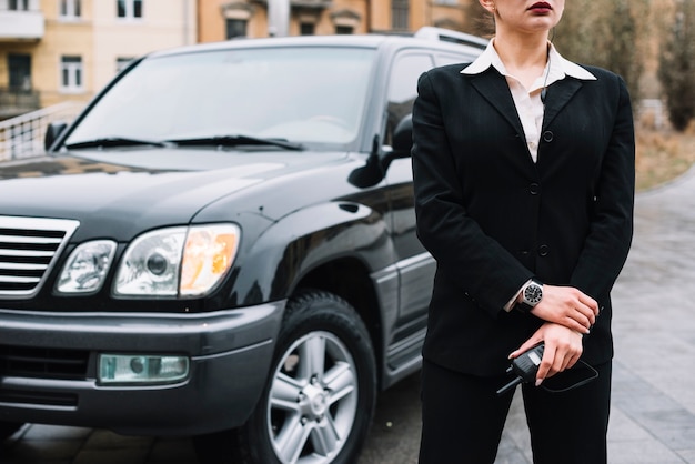 Seguridad femenina brindando servicio de seguridad