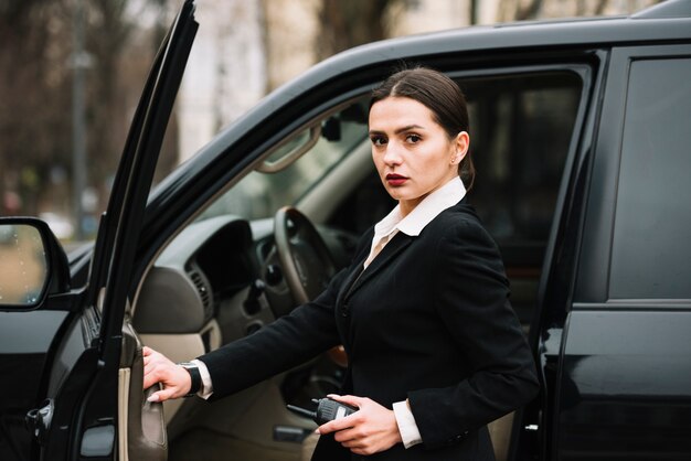 Seguridad femenina garantizando la seguridad del cliente