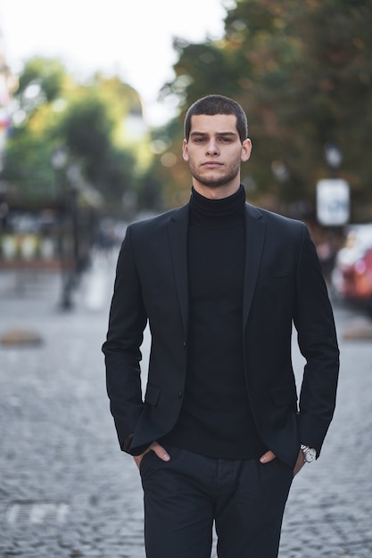 Seguro joven caminando en una calle de la ciudad europea