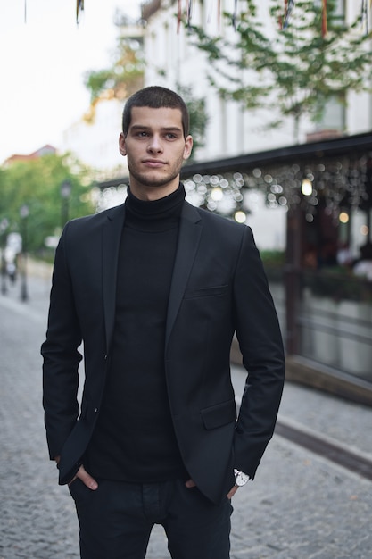 Seguro joven caminando en una calle de la ciudad europea