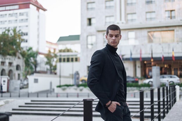 Seguro joven caminando en una calle de la ciudad europea