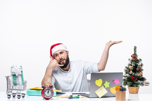 Seguro joven empresario con sombrero de santa claus trabajando en año nuevo