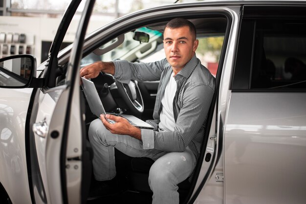 Seguro joven probando un coche