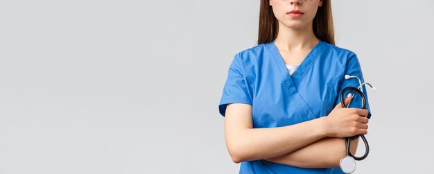 Seguro de medicina para trabajadores de la salud y concepto de pandemia covid toma recortada de una joven doctora