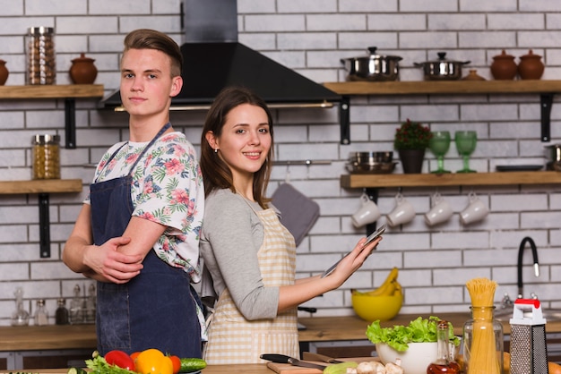 Foto gratuita seguro pareja de pie en la elegante cocina