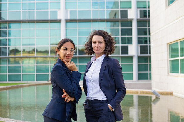 Seguros profesionales de negocios mujeres posando afuera