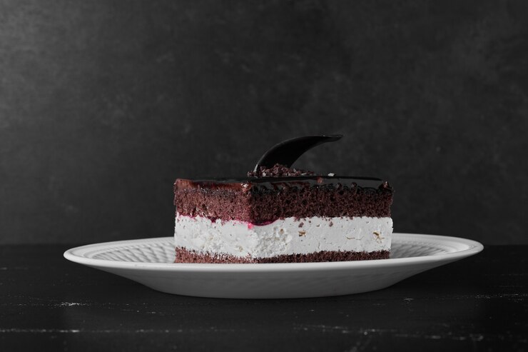 Photo Gratis seiris kue cokelat di piring putih.