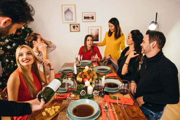 Seis amigos en cena de navidad