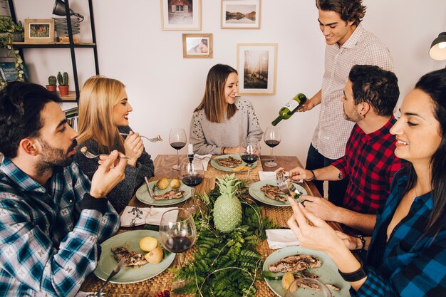 Seis amigos cenando