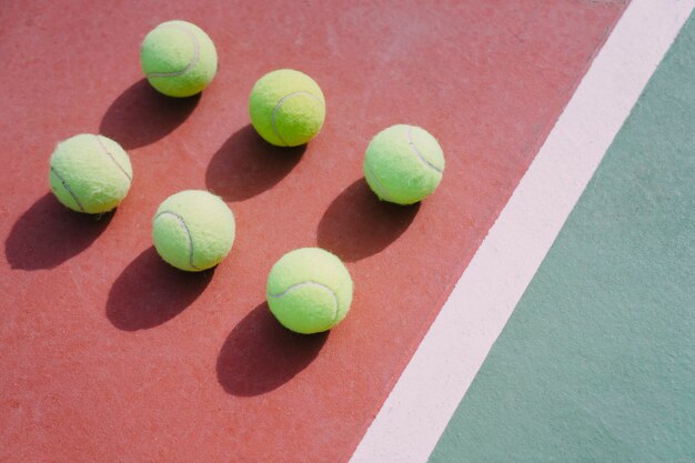 Seis pelotas de tenis en simetría