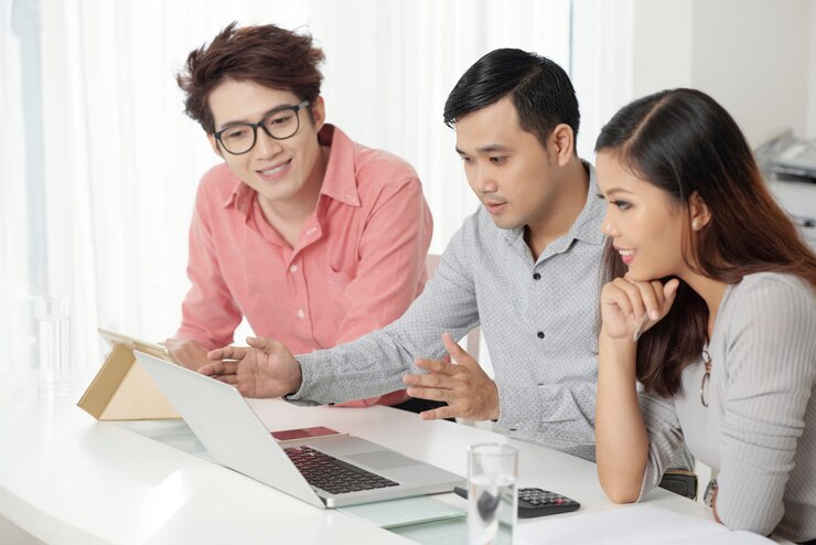 Photo Gratis sekelompok rekan kerja etnis modern menonton laptop
