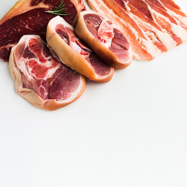 Foto gratuita selección de primer plano de carne fresca en la mesa