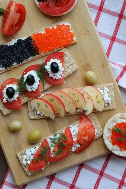 Selección de snacks vegetarianos con caviar y verduras.