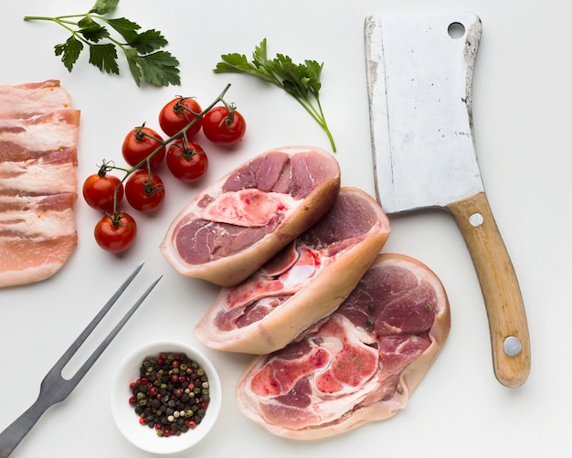 Foto gratuita selección de la vista superior de filetes frescos sobre la mesa