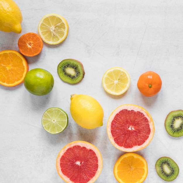 Foto gratuita selección de vista superior de frutas sabrosas y frescas