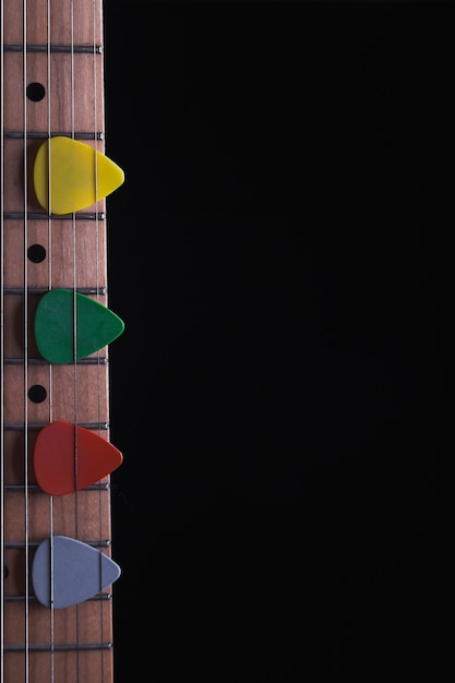 Foto gratuita selecciones coloridas en el cuello de la guitarra