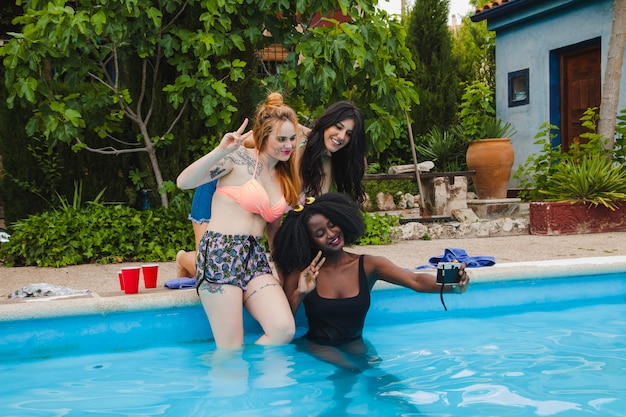 Selfie de amigas en la piscina