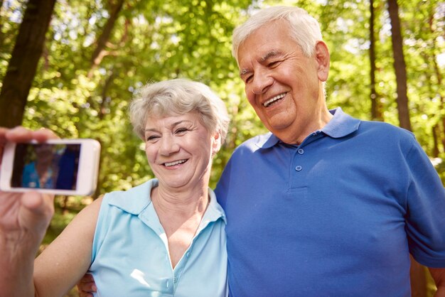 Selfie en el bosque tomada por los abuelos