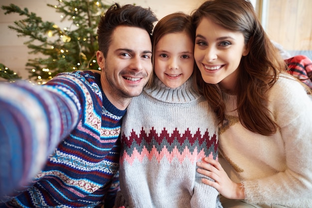 Foto gratuita selfie de familia celebrando la navidad