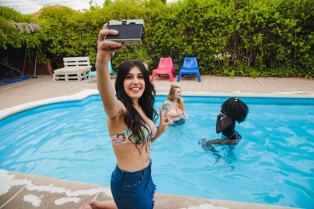 Foto gratuita selfie en la fiesta de la piscina