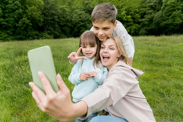 Foto gratuita selfie grupal familiar con teléfono móvil