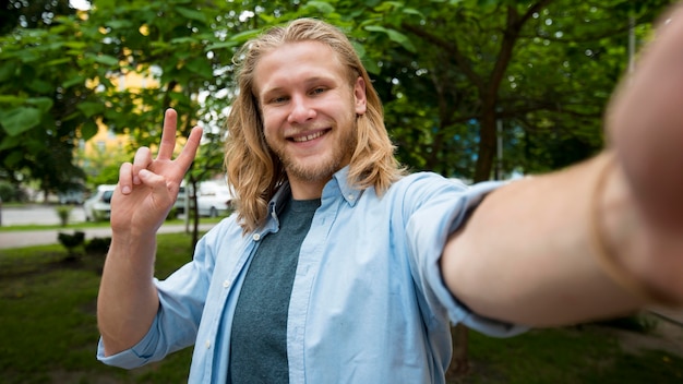 Foto gratuita selfie de hombre sonriente al aire libre