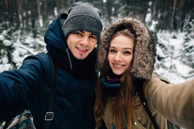 Selfie de invierno de la joven pareja en el amor