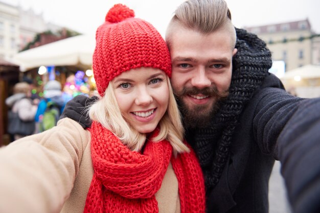 Selfie de joven pareja enamorada