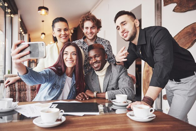 Selfie de jóvenes sonrientes divirtiéndose juntos.