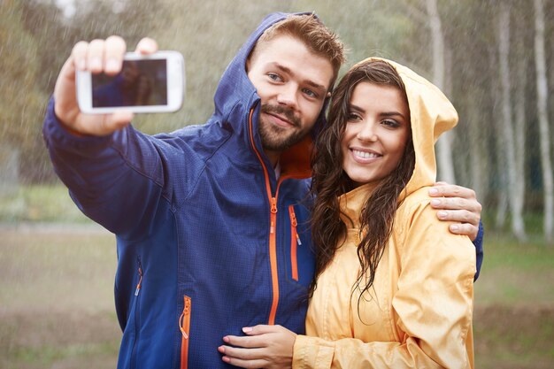 Selfie con mi hermosa novia en un día lluvioso