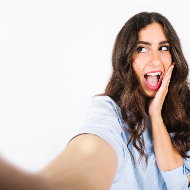 Selfie de mujer con la boca abierta