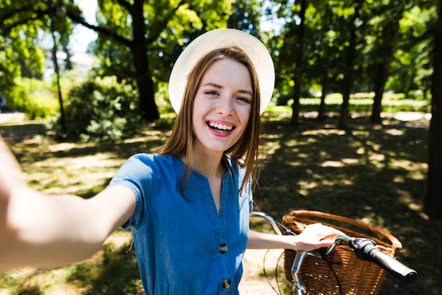 Selfie de mujer con su bicicleta.