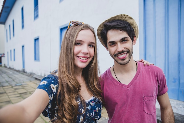 Foto gratuita selfie de pareja joven feliz