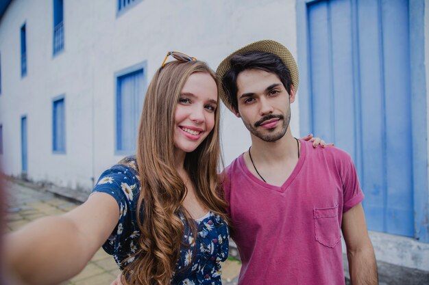 Selfie de pareja joven