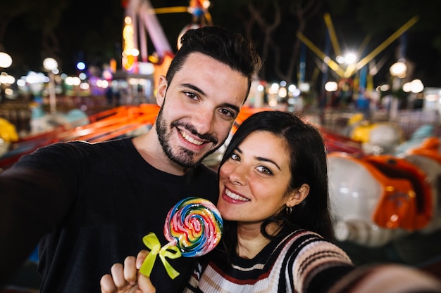 Foto gratuita selfie de pareja en el parque de atracciones