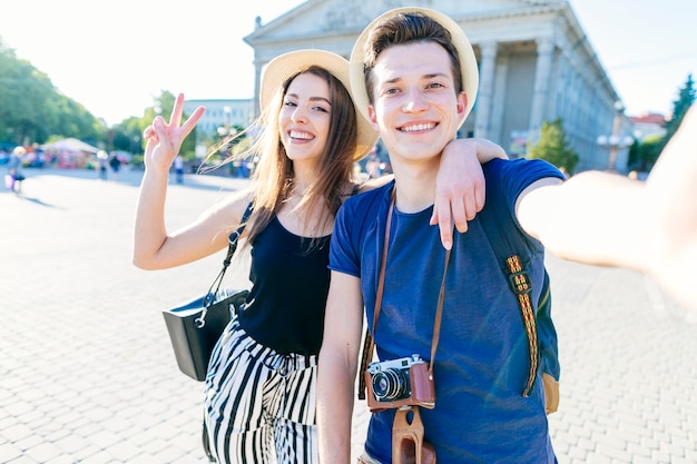 Selfie de pareja de turistas de vacaciones en ciudad