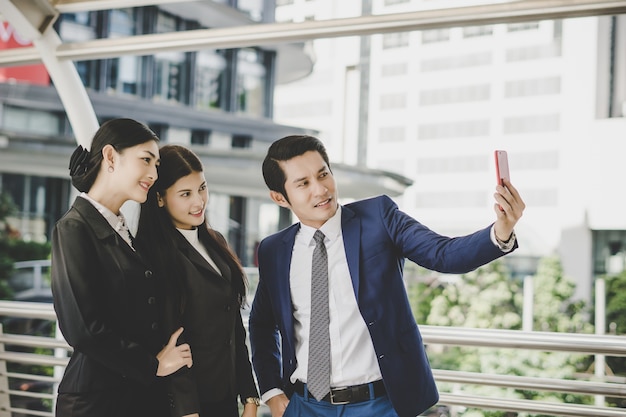 Selfie socios de negocios en el teléfono inteligente.