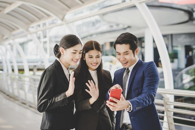 Selfie socios de negocios en el teléfono inteligente.